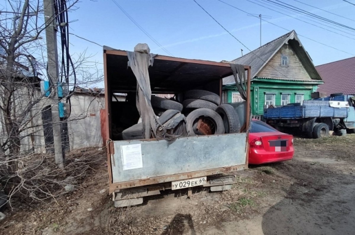 В Твери была брошена «ГАЗель» с шинами в кузове и следами ДТП | АиФ Тверь