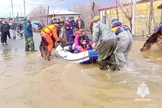 Эвакуация и спасение пострадавших от наводнения в Орске