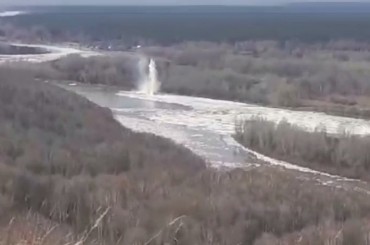На реке Бия в Алтайском крае взрывом разрушили ледовые заторы