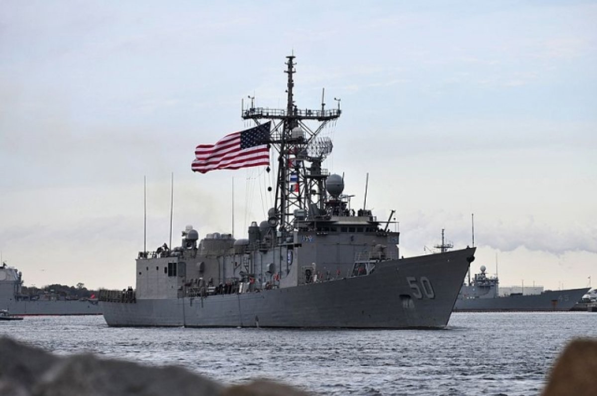 Хуситы нанесли удары ракетами по трем коммерческим судам и фрегатам ВМС США