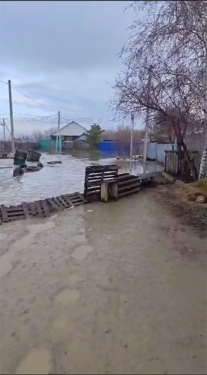 Люди своими силами создают импровизированные дамбы, чтобы спасти свои дома.