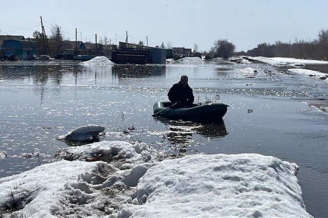 В Русско-Полянском районе в водяной западне оказались около 60 домов и 35 приусадебных участков. 
