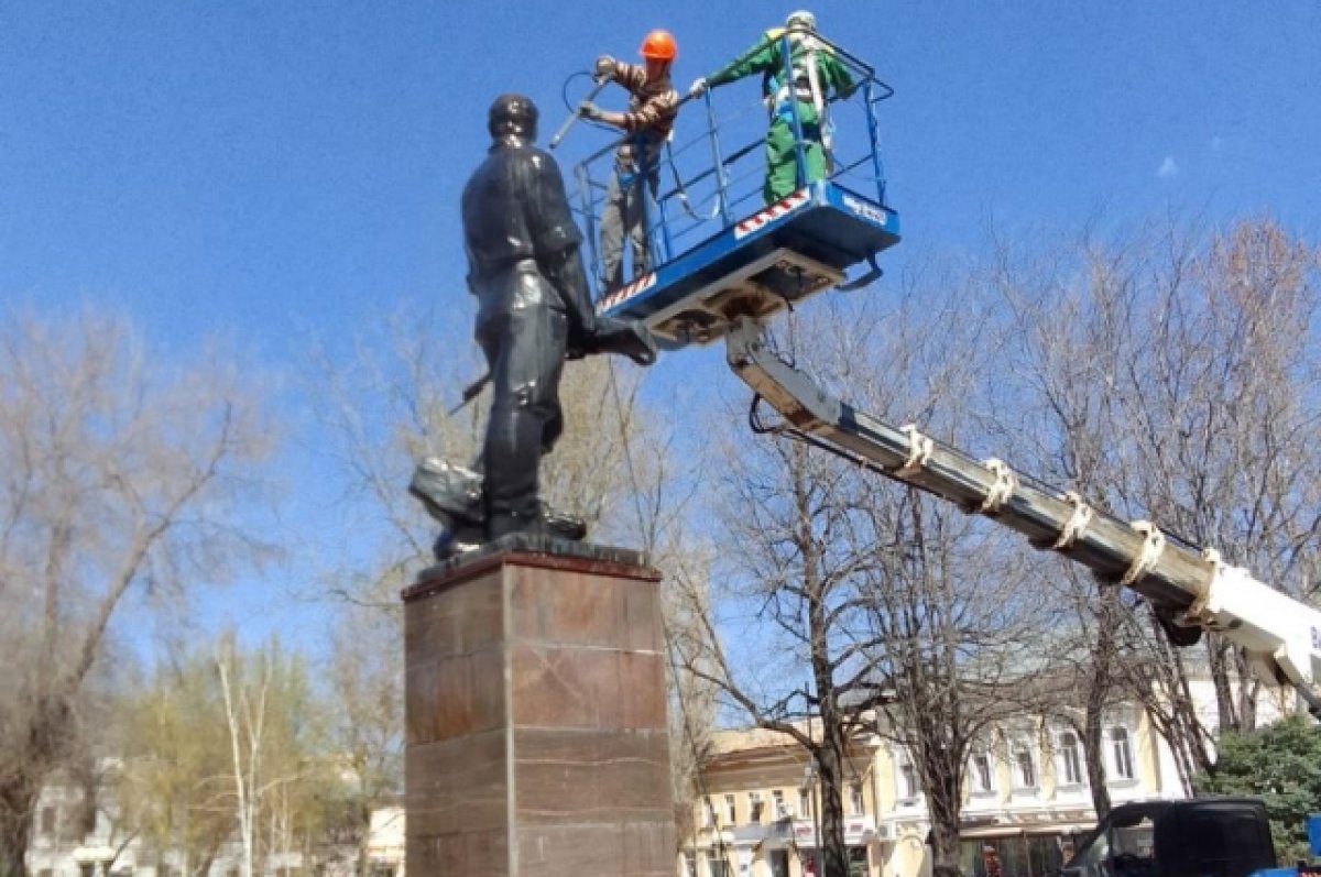 В Астрахани памятники и мемориалы принимают душ | АиФ Астрахань