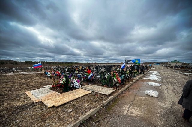 Аллея славы, где захоронены участники СВО расположена в сухом месте на входе