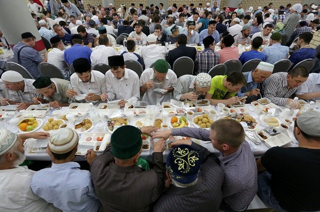 После окончания Рамадана мусульмане собираются за праздничными столами. 