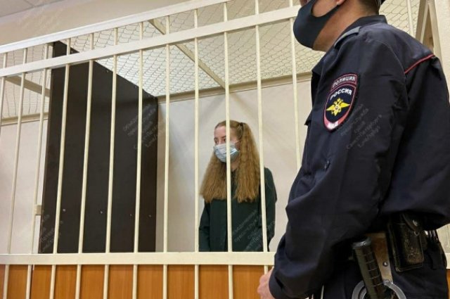 Фото Большаковой в зале суда