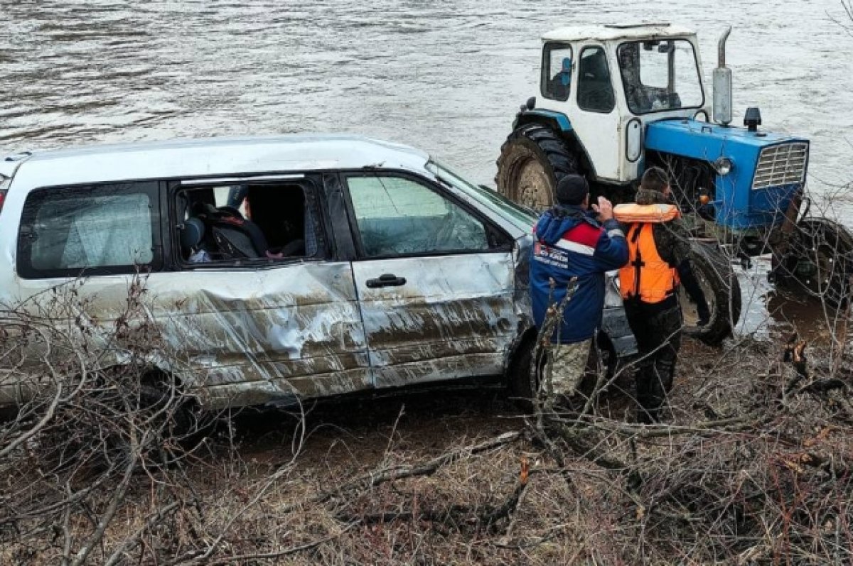 Toyota Noah скатилась в реку Большой Инзер в Башкирии | АиФ Уфа