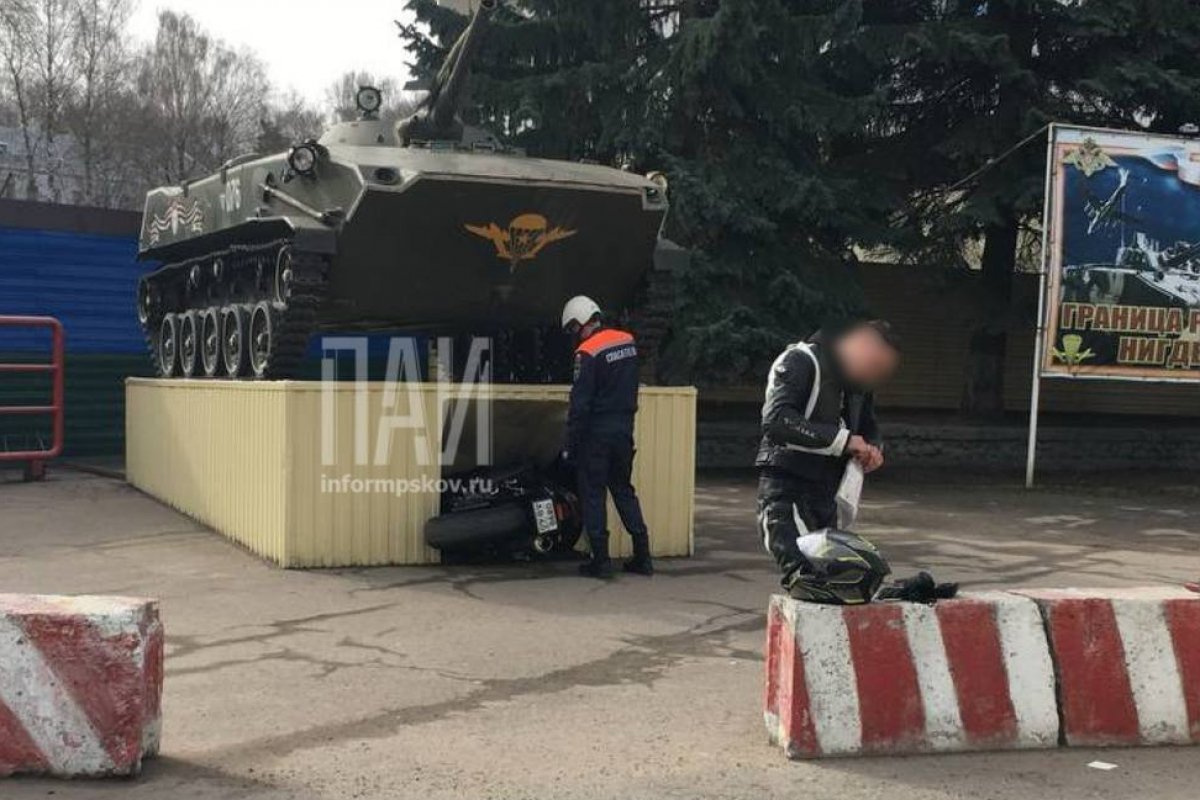 Мотоциклист врезался в бронетранспортёр в результате ДТП в Пскове | АиФ  Псков