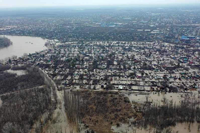 Подтопленные садовые товарищества в районе озера Старица под Оренбургом. 