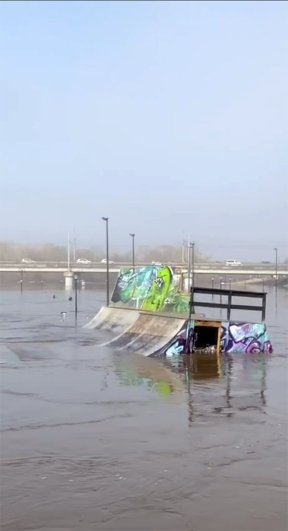 Наводнение смыло скейт-парк.