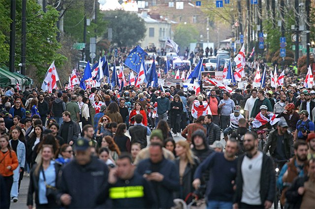 Очередной «Марш свободы» противников законопроекта об иноагентах прошел в Тбилиси 9 апреля.
