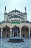 Купол этой мечети является самым крупным в Крыму. Четыре минарета, возвышающиеся на 58 метров, делают эту мечеть самой высокой в регионе. Общая площадь здания мечети составляет 1369 квадратных метров.