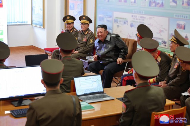 Ким Чен Ын в Военно-политической академии имени Ким Чен Ира