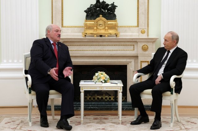 11 апреля 2024. Президент РФ Владимир Путин и президент Белоруссии Александр Лукашенко (слева) во время встречи.