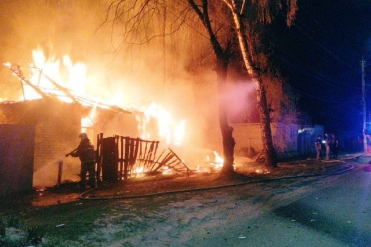 На ночном пожаре в брянском Карачеве погиб мужчина