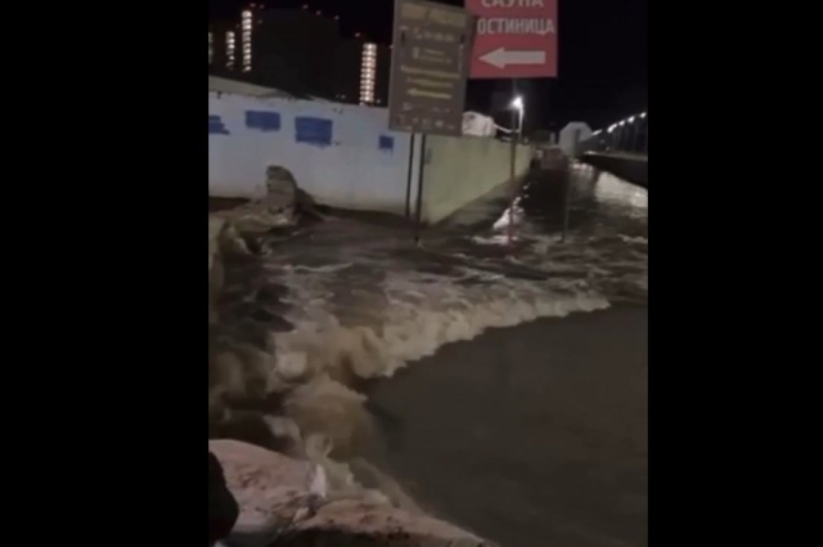 Видео: В Оренбурге мощные потоки паводковых вод прорвались на Уральскую |  АиФ Оренбург