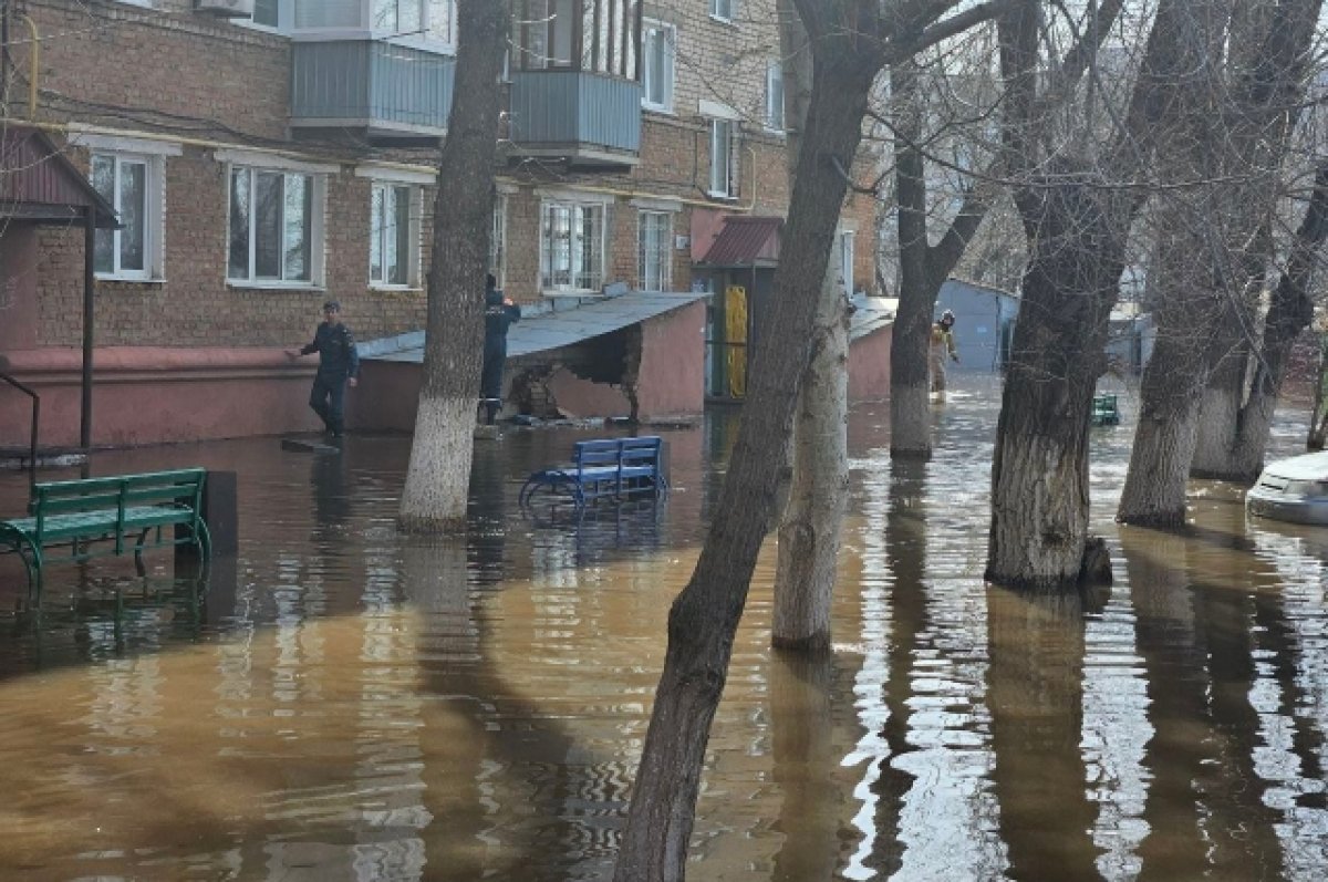 В подтопленном доме на Потехина в Оренбурге обрушился спуск в подвал | АиФ  Оренбург