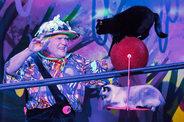 Артист Юрий Куклачев в сцене из спектакля «Мяугли» в Театре кошек Куклачева в Москве