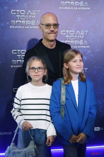 Федор Бондарчук с внучками Маргаритой и Верой.