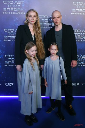Актер Юрий Борисов, его супруга актриса Анна Шевчук и дочери Марфа и Акулина.