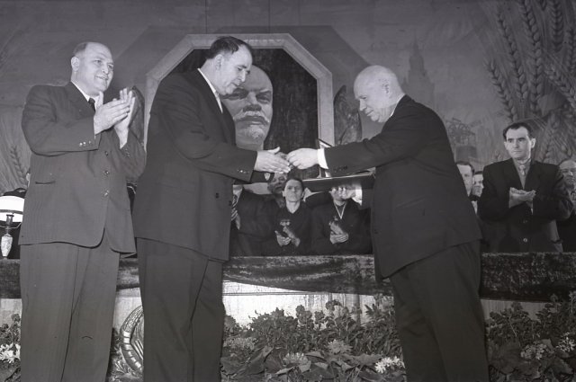 Н. С. Хрущев поздравляет А. И. Хворостухина с высокой наградой Тульской области.