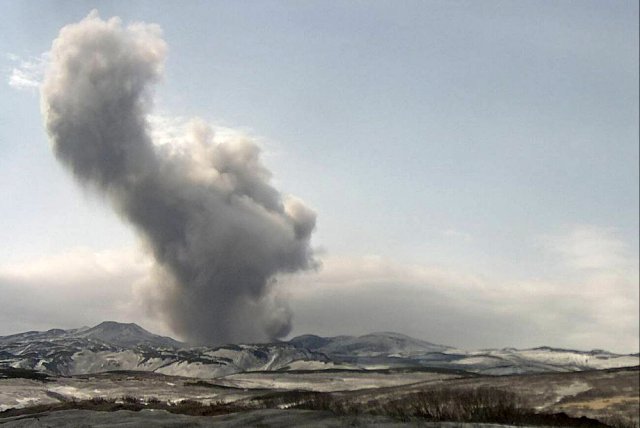 Выброс пепла вулкана Эбеко на Курилах