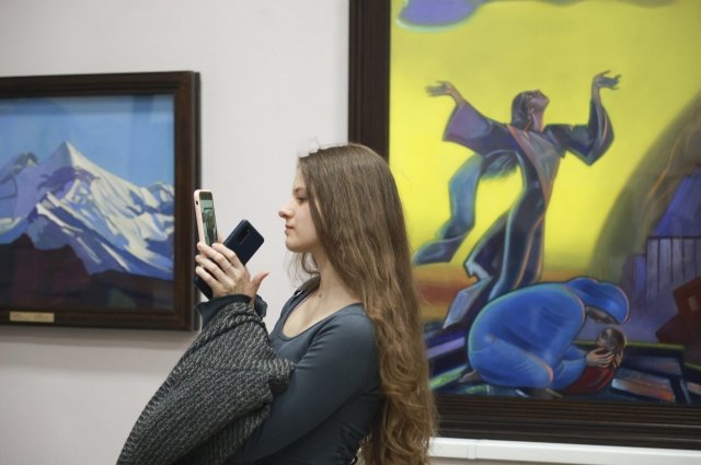 На выставке представлены представлены около сотни подлинных картины Николая и Святослава Рерихов