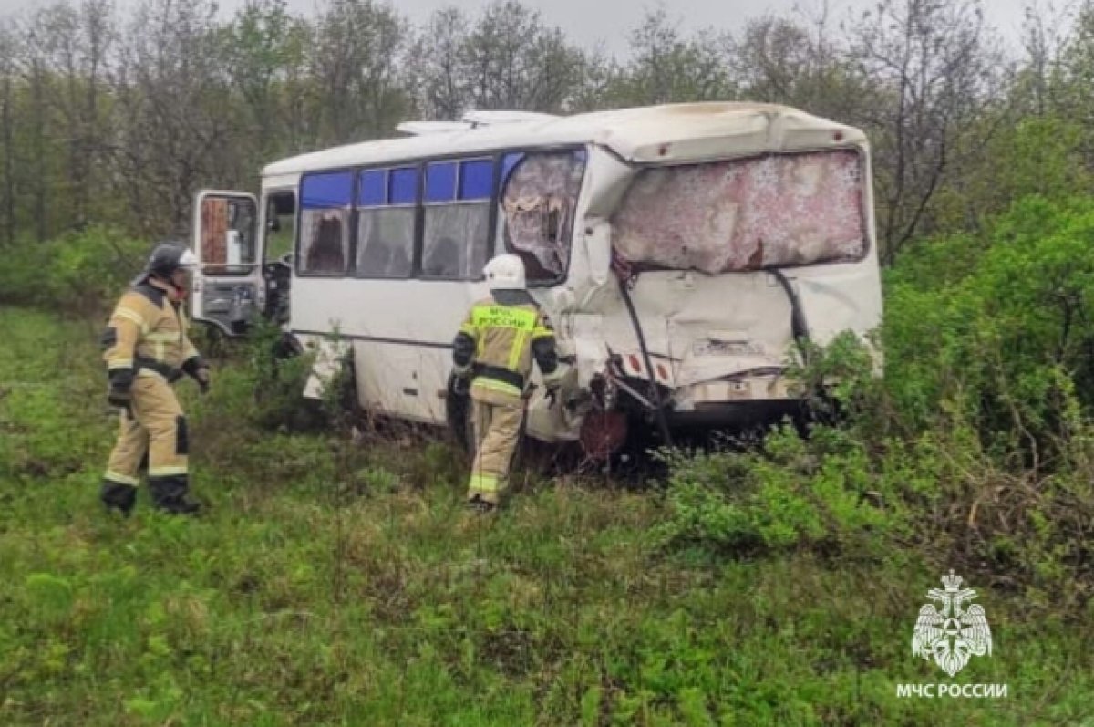 После ДТП на М-4 «Дон» пассажирку из автобуса пришлось доставать спасателям