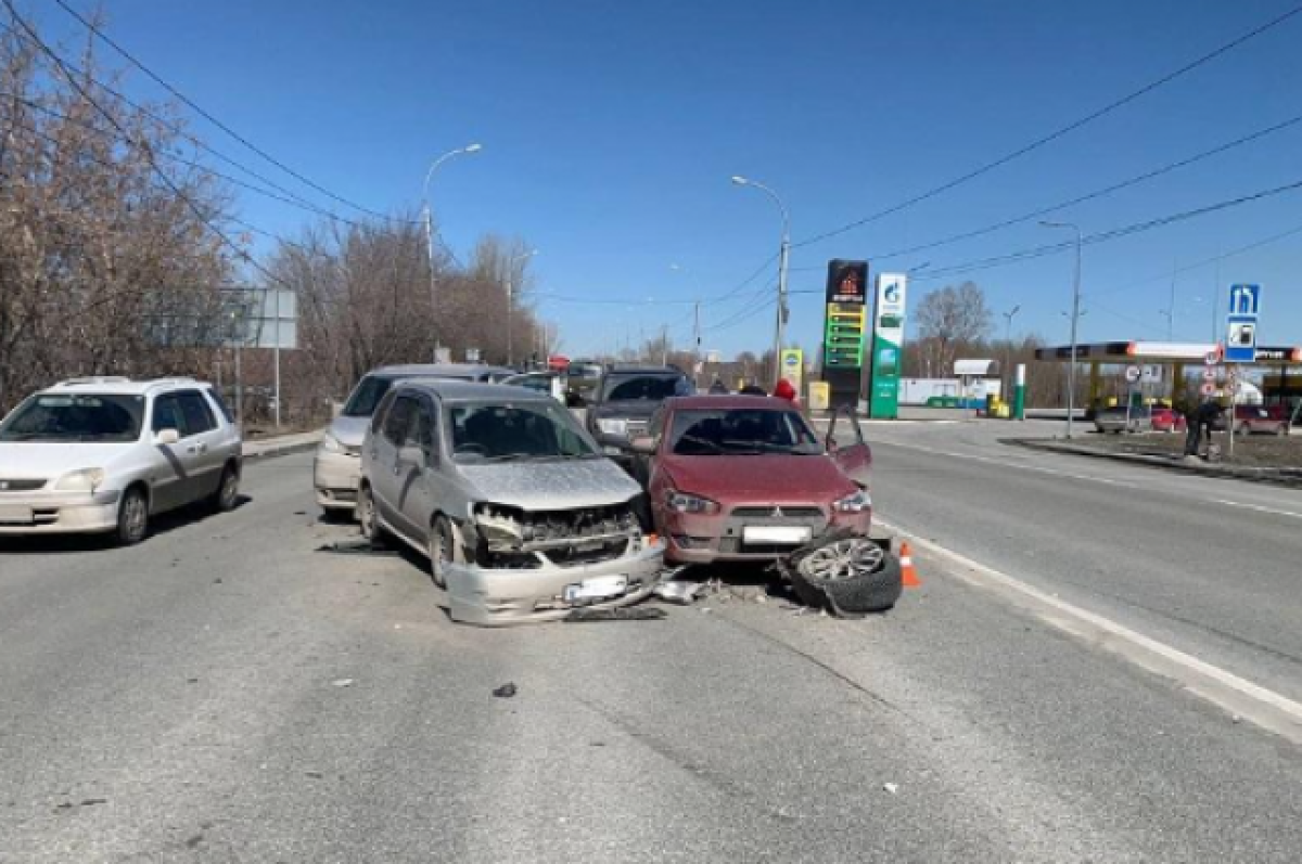 В Новосибирске водитель Cadillac устроил массовое ДТП в Кировском районе |  АиФ Новосибирск