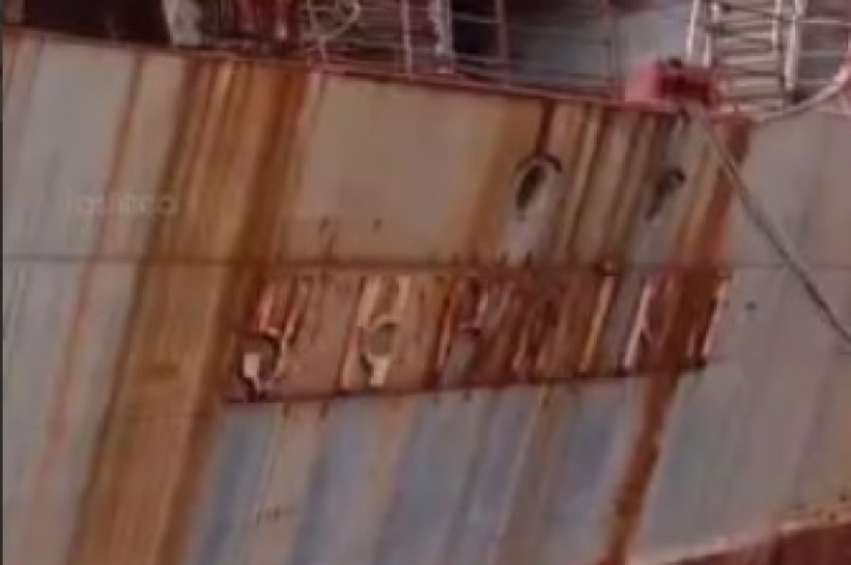 В Сети появились кадры ржавеющего крейсера Украина, стоящего в Николаеве