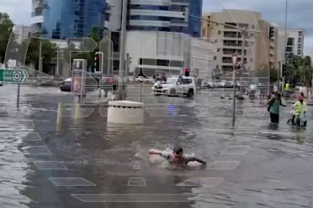Чемпион мира Марк Мордовцев устроил заплыв по затопленному Дубаю