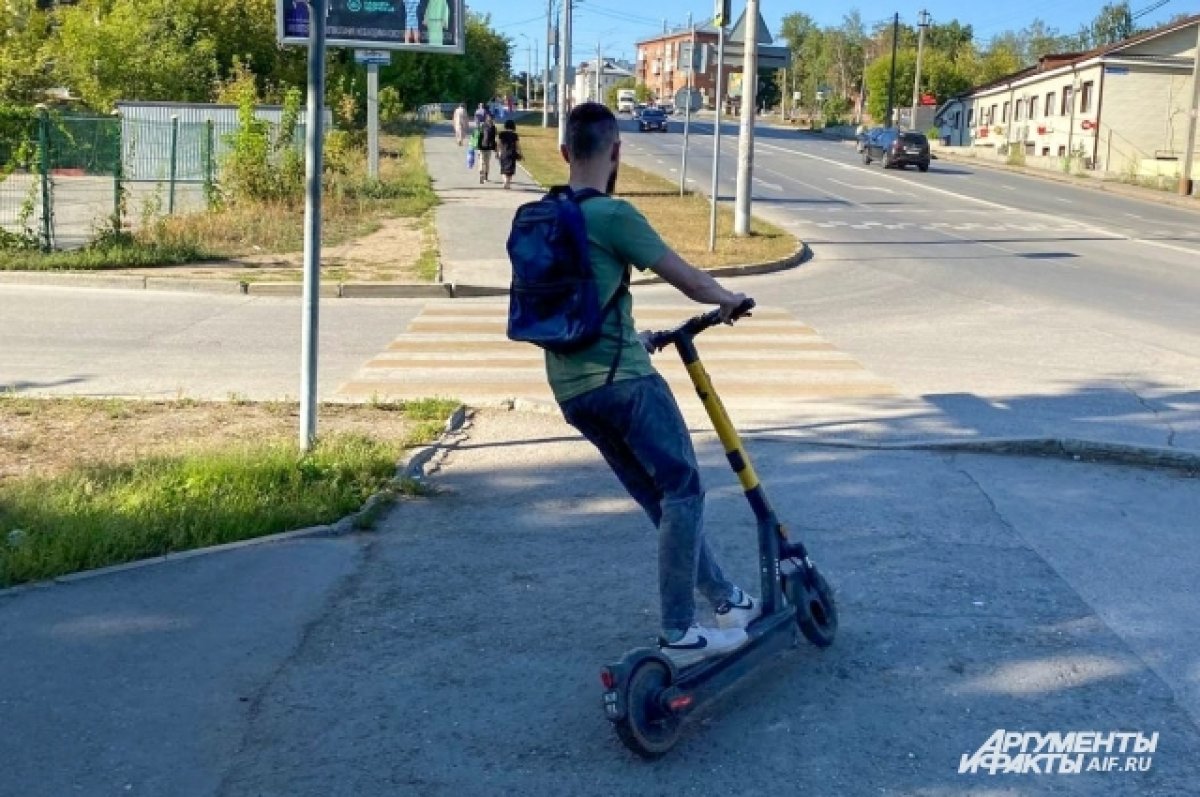 В Барнауле наказали электросамокатчика, который чуть не попал под машину