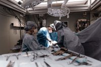 Медики проводят операцию Фонтена мальчику из Тувы по имени Дамир.