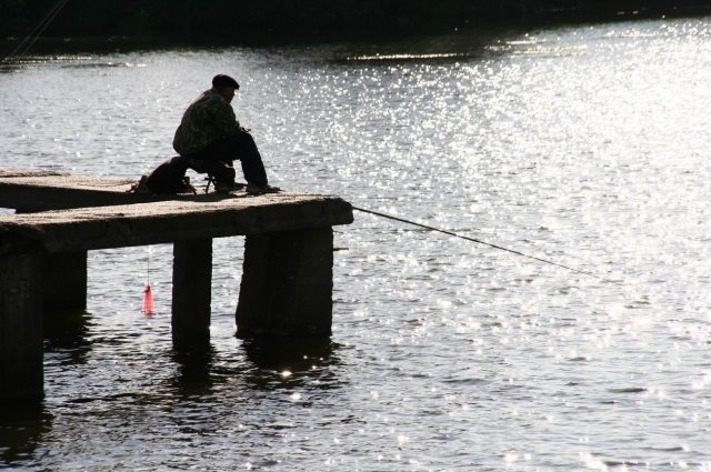 В остальных водоёмах рыбачить можно только с берега на донную или поплавочную удочку