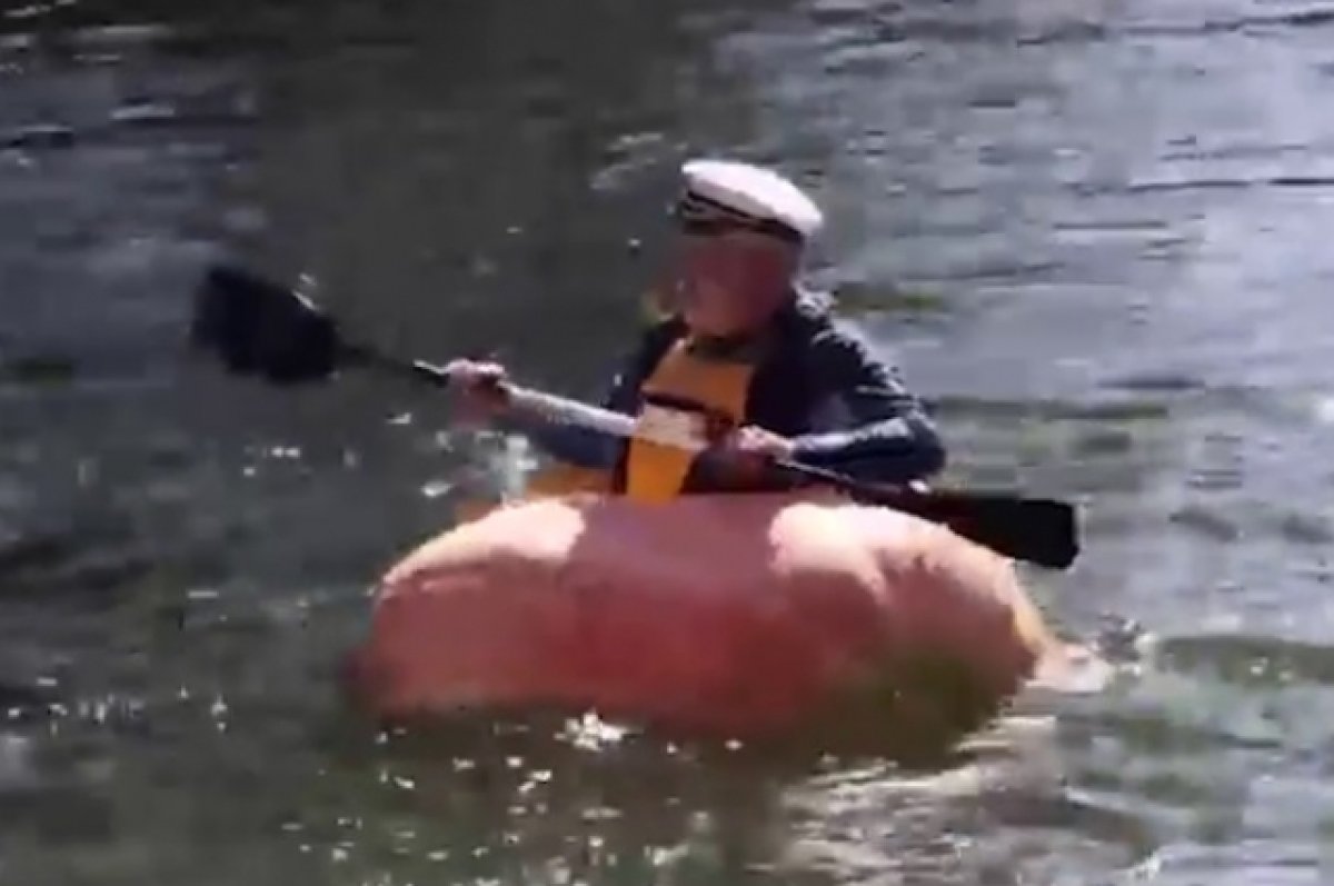 Австралиец сделал лодку из гигантской тыквы и проплыл в ней по реке