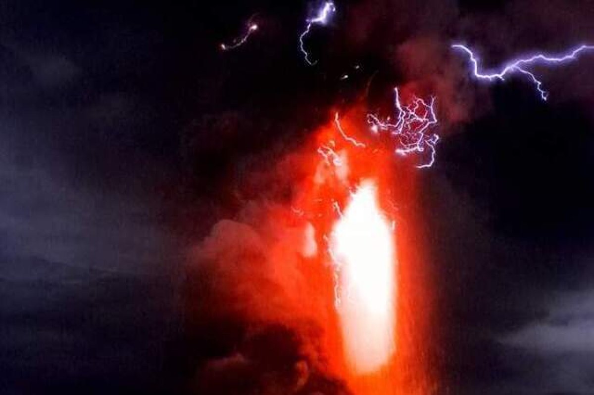Молнии ударили в извергающийся вулкан в Индонезии