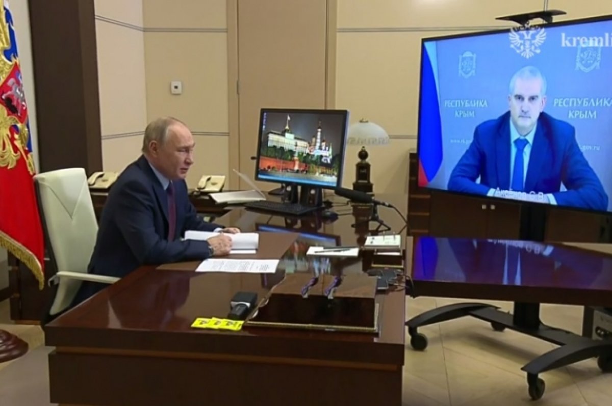Глава Крыма на встрече с Путиным поприветствовал президента по-военному