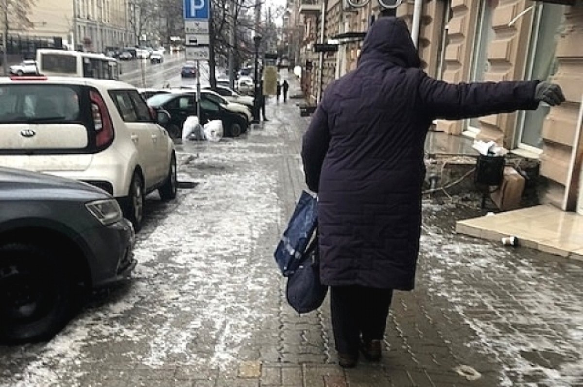 Пенсионерка из Ростовской области отсудила 70 тыс. за падение на тротуаре