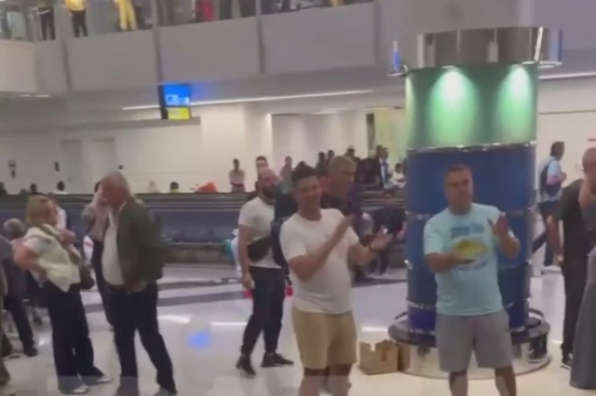 Baza: российские туристы устроили мини-бунт в аэропорту Дубая