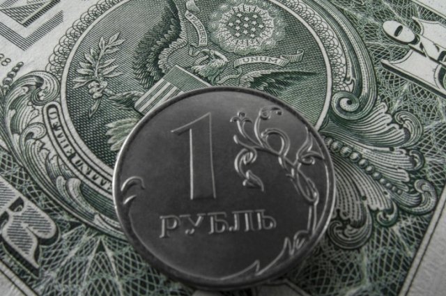 Курс доллара на Мосбирже опустился ниже 93 рублей впервые с 10 апреля0