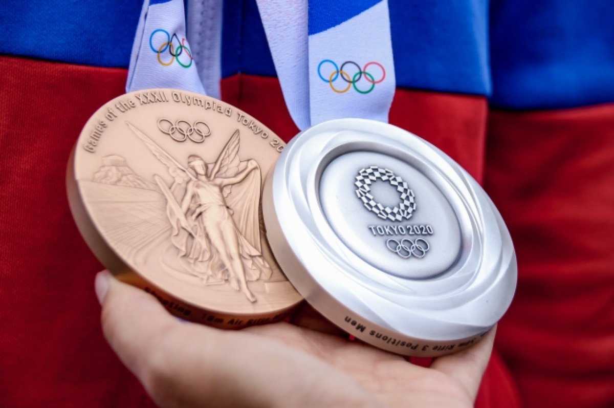 Фигуристам из США вручили шоколадные золотые медали за командный турнир ОИ