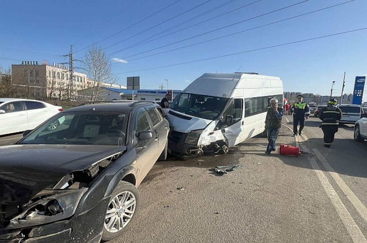 В Уфе столкнулись 11 автомобилей, пострадали три человека | АиФ Уфа