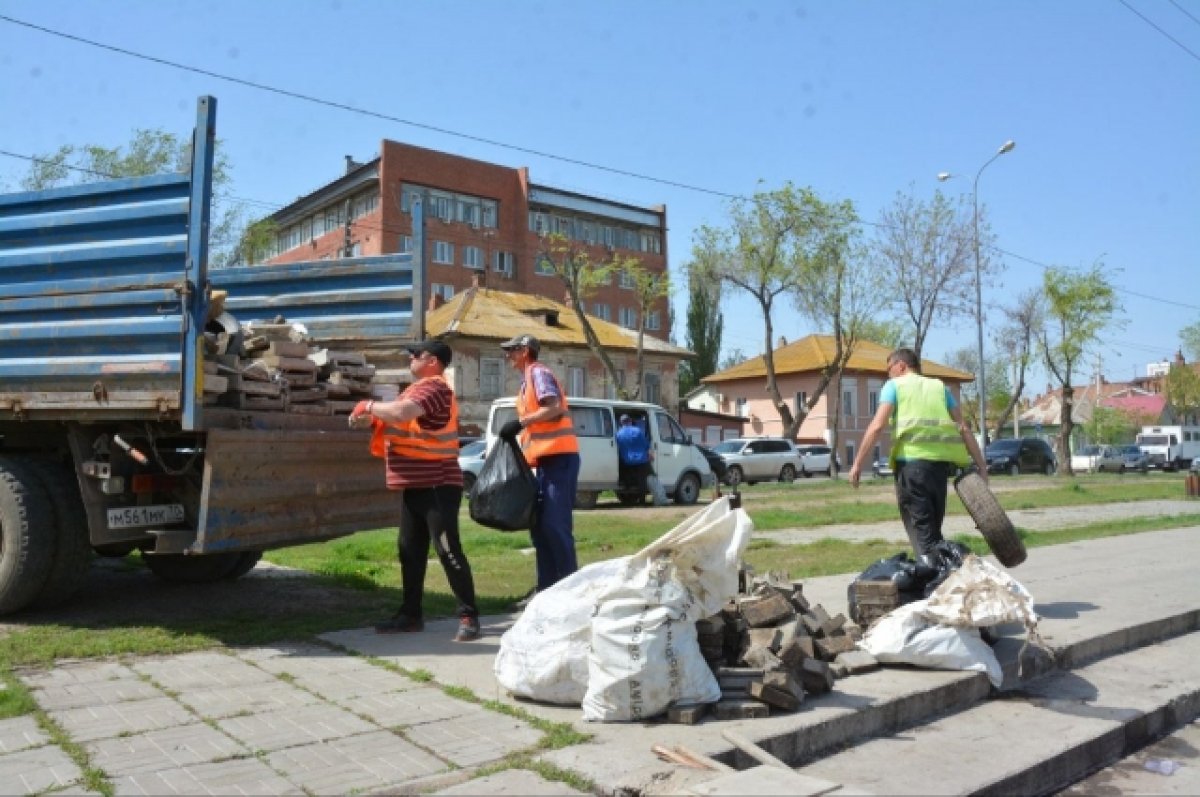 Из водных каналов в Астрахани достали 3 коляски и 4 телевизора | АиФ  Астрахань