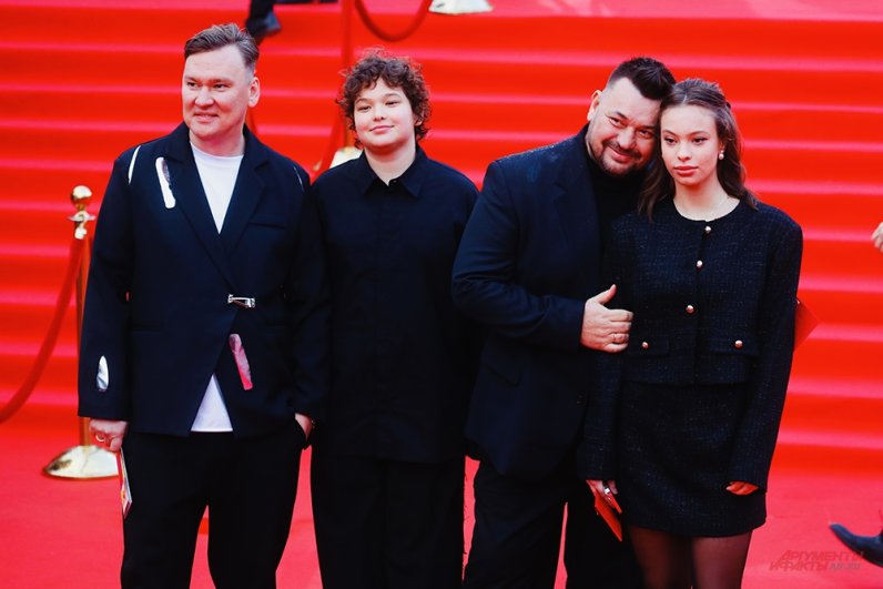 Певец Сергей Жуков (в центре) с дочерью Никой (справа) и сыном Энджелом (второй слева).