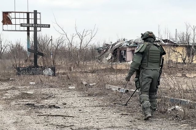 Российские саперы обезвредили более 2 тысяч боеприпасов в Авдеевке
