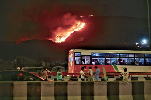 Пожар на гигантской свалке в Индии