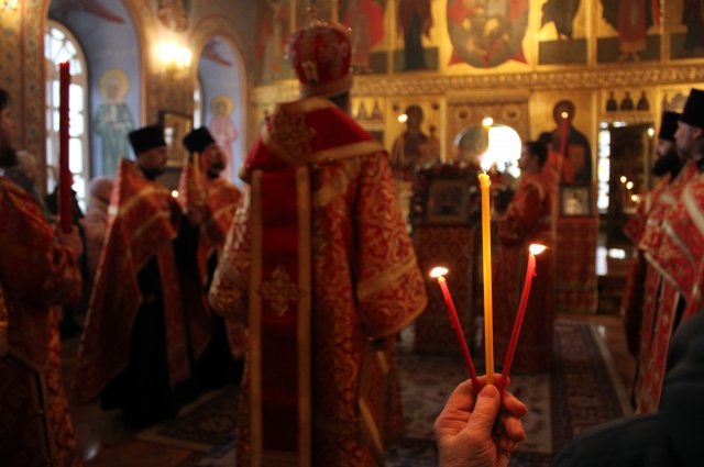После Пасхальной ночи продолжается Пасха Господня. Церковь призывает не отлучаться от храма. 