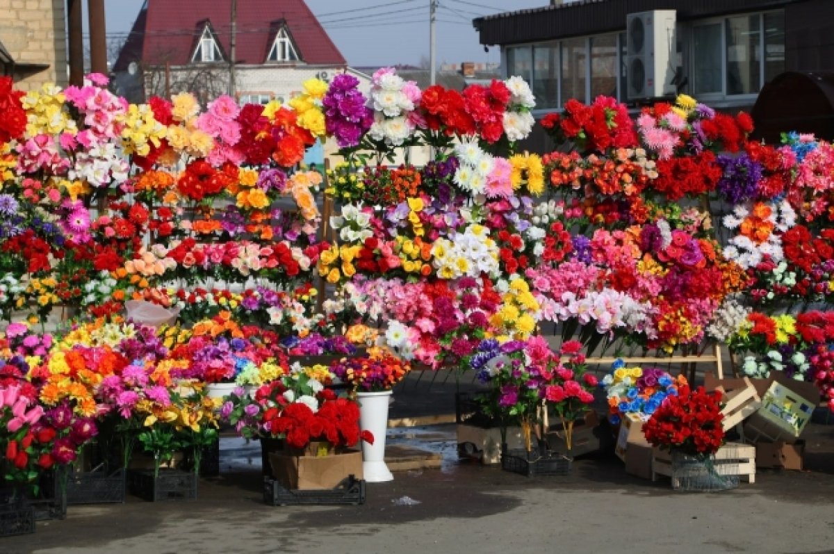 В Брянске открыли 21 точку по продаже цветов к Пасхе и Радонице