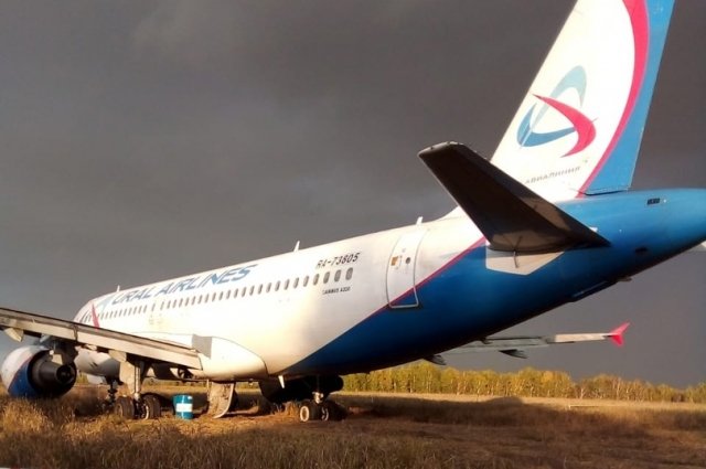 Самолет рейса Сочи - Омск так и останется в поле под Новосибирском.