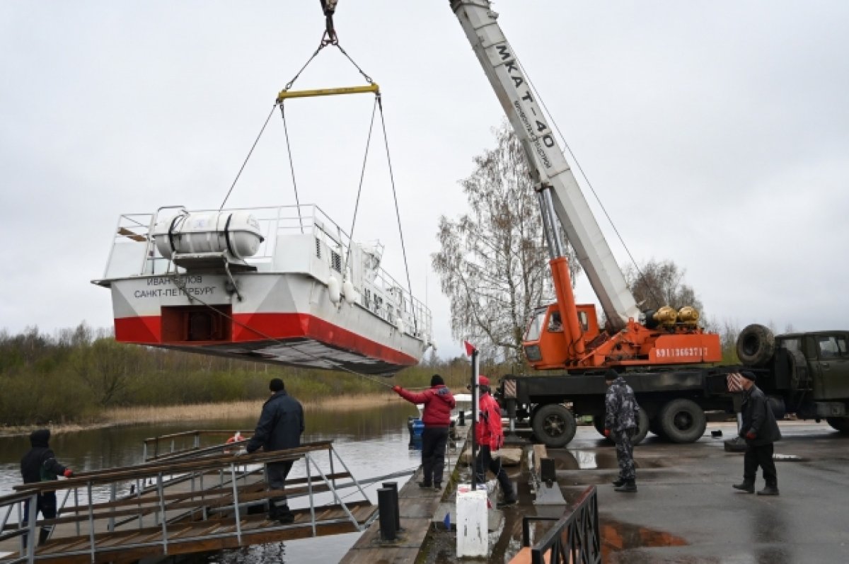 Состоялся спуск на воду катеров, которые возят пассажиров на Талабы | АиФ  Псков